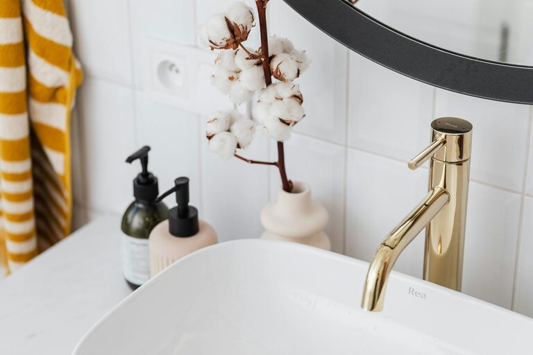 How to Create a Minimalist Bathroom Setup: Simple Tips for a Clean Space